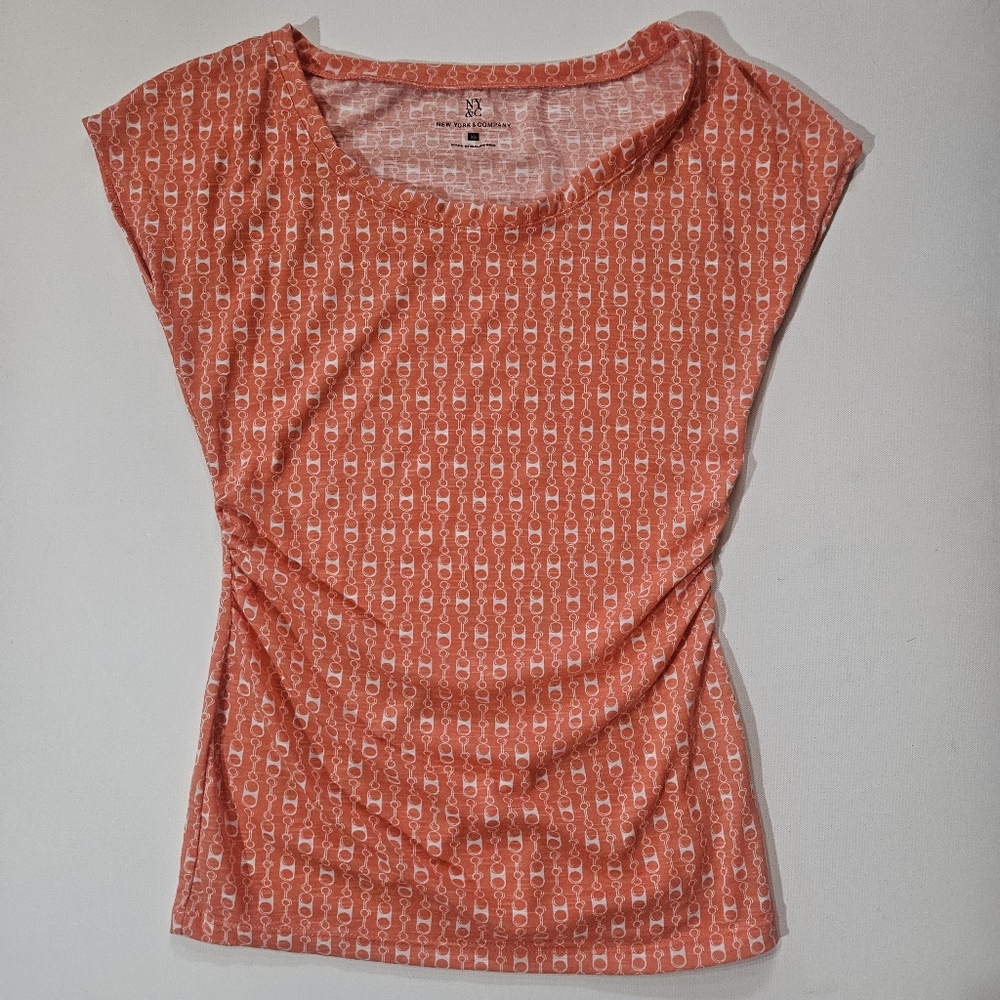 New York And Company Top Womens XS Coral White Chainlink Pattern Ruched Side